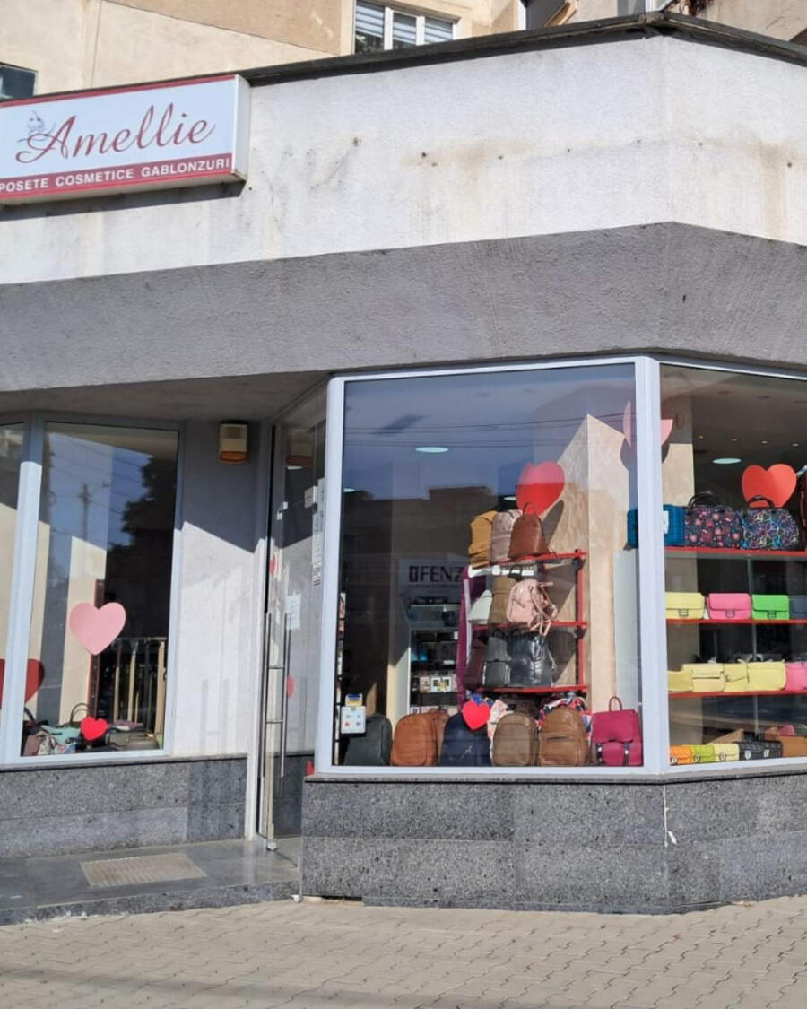 Amellie Onești – Magazin de Genți, Cosmetice și Produse pentru unghii Magazinul Amellie Onești, cu produse cosmetice, produse pentru unghii și genți dama.