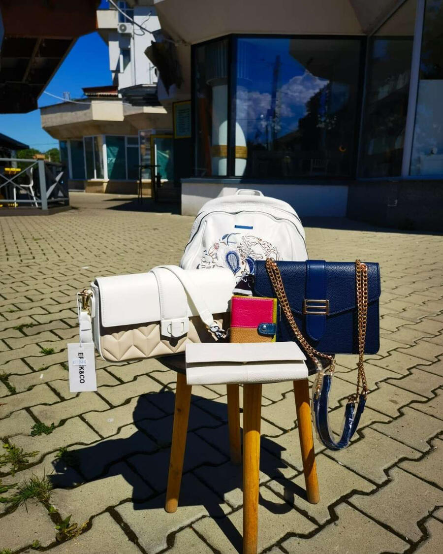 Genți damă, rucsacuri, poșete și portofele la magazinul Amellie Onești, Strada Belvedere 1.
