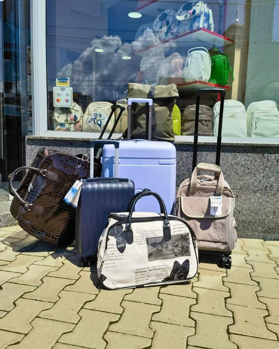 Trollere și genți de voiaj Trollere de călătorie și genți de voiaj expuse în magazinul Amellie Onești, Strada Belvedere nr. 1.