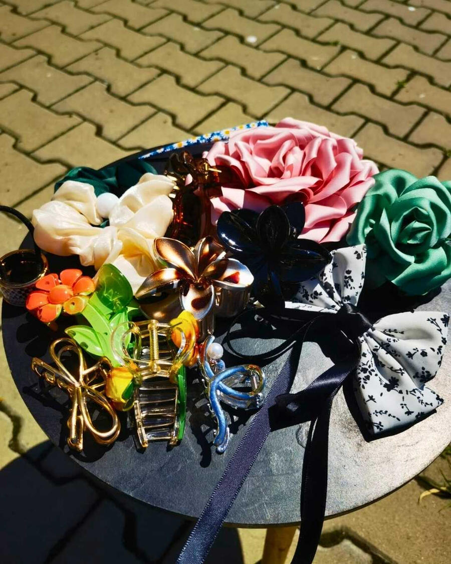 Accesorii par Accesorii pentru păr, clame, elastice, clesti par, coronite și fundițe la magazinul Amellie Onești